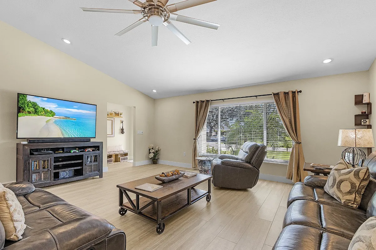 21442 Bancroft Ave — Photo 3