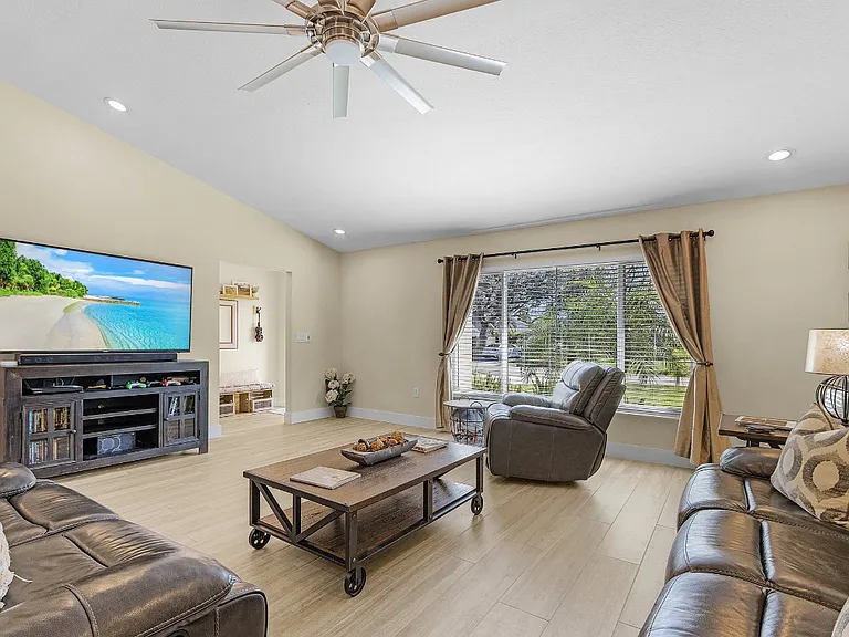 21442 Bancroft Ave — Photo 3