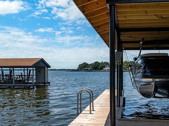 3rd image of 162 Lake Dr