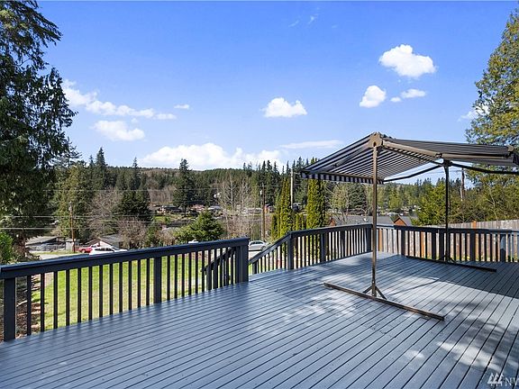 Massive front deck to relax and take in the views of Lake Roesiger.