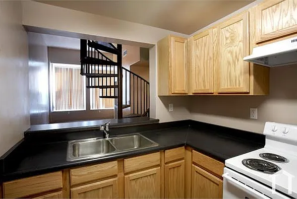 242 S Broadway #103 — Photo 3
