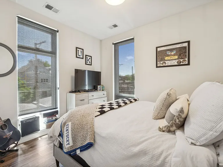 1045 W Cornelia — Photo 29