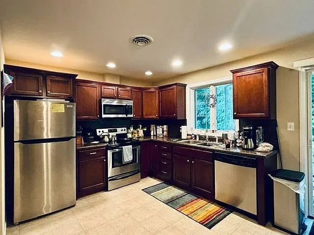 2 bed, 1.0 bath, $1,650 — Photo 3