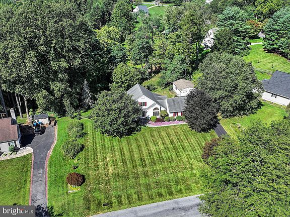 4th image of 411 Columbine Dr