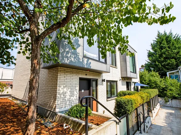589 King Edward Ave W #2, Vancouver, BC V5Z 2C3