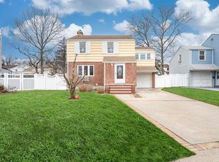 146 Nassau St, Elmont, NY 11003
