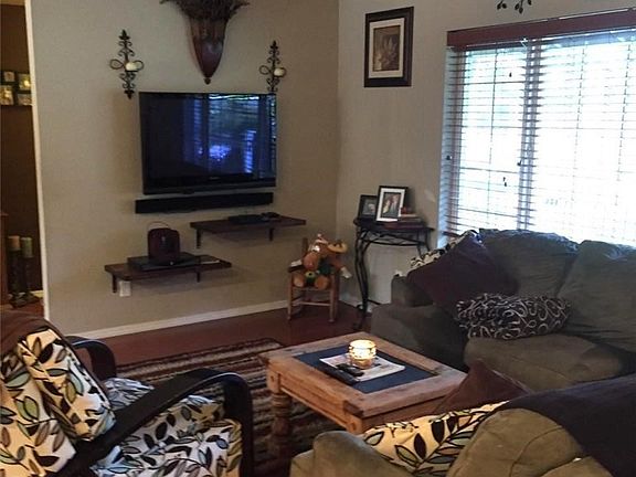 2nd image of 60 NE Riverhill Ln