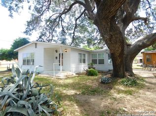 605 Briscoe Ave, Devine, TX 78016