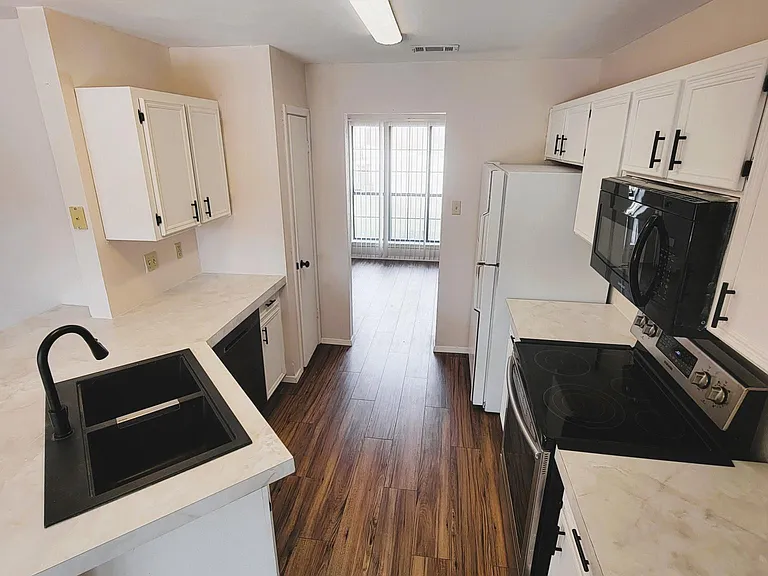 2315 Bernice Cir — Photo 11