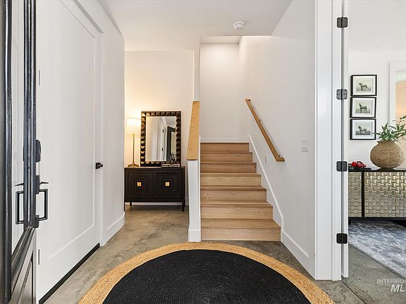 5th image of 630 N Avenue H Ave