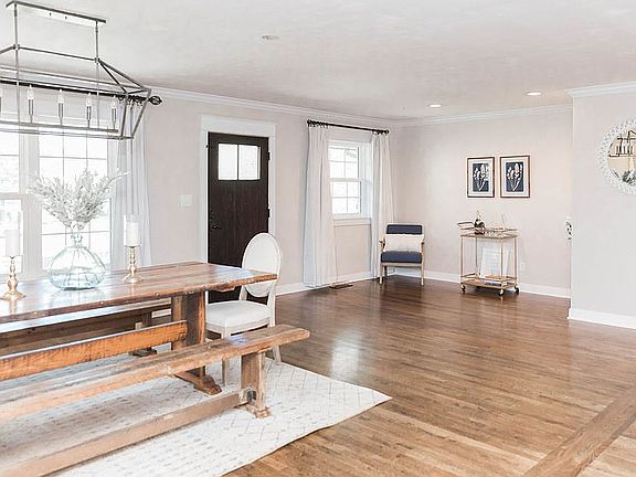 4th image of 913 Roselawn Way