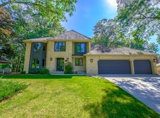 288 Meadowood Ln, Vadnais Heights, MN 55127