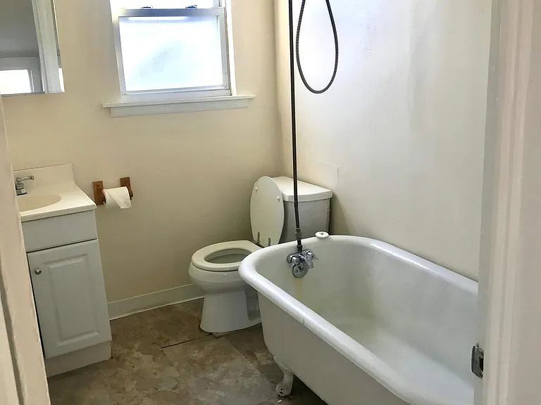 Bathroom with claw tub