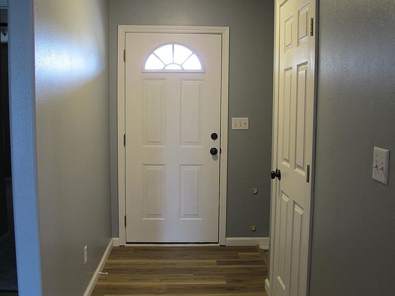 4th image of 413 Josephine Dr
