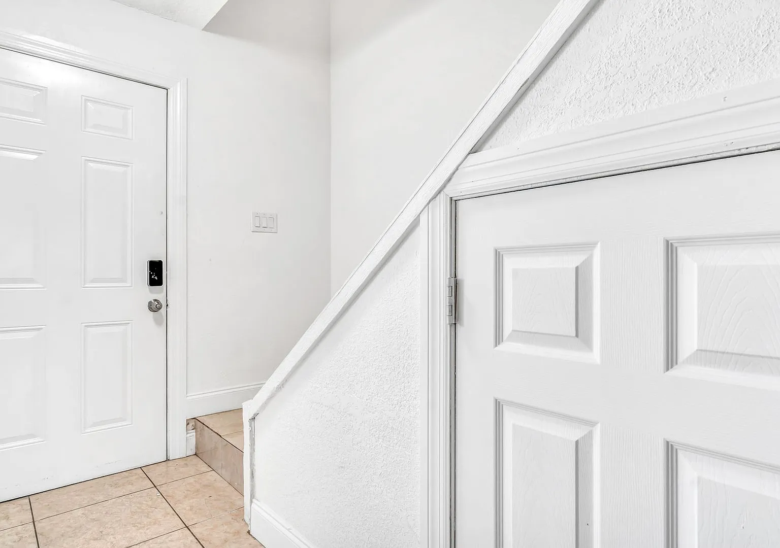 Spacious 1-bedroom, 1.5-bath, two-story Kirby Creek townhome close to N. Dale Mabry — Photo 4