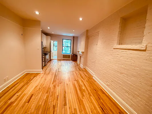 Rented by Metropolis Real Estate of Manhattan | media 1