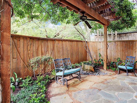 Beautiful patio with flag stone area.