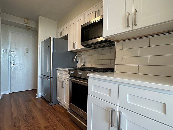 4th image of 604 S Washington Sq #1313A