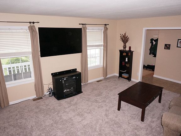 3rd image of 343 Coventry Ln