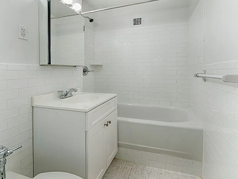 200 E 15th St #2A — Photo 7