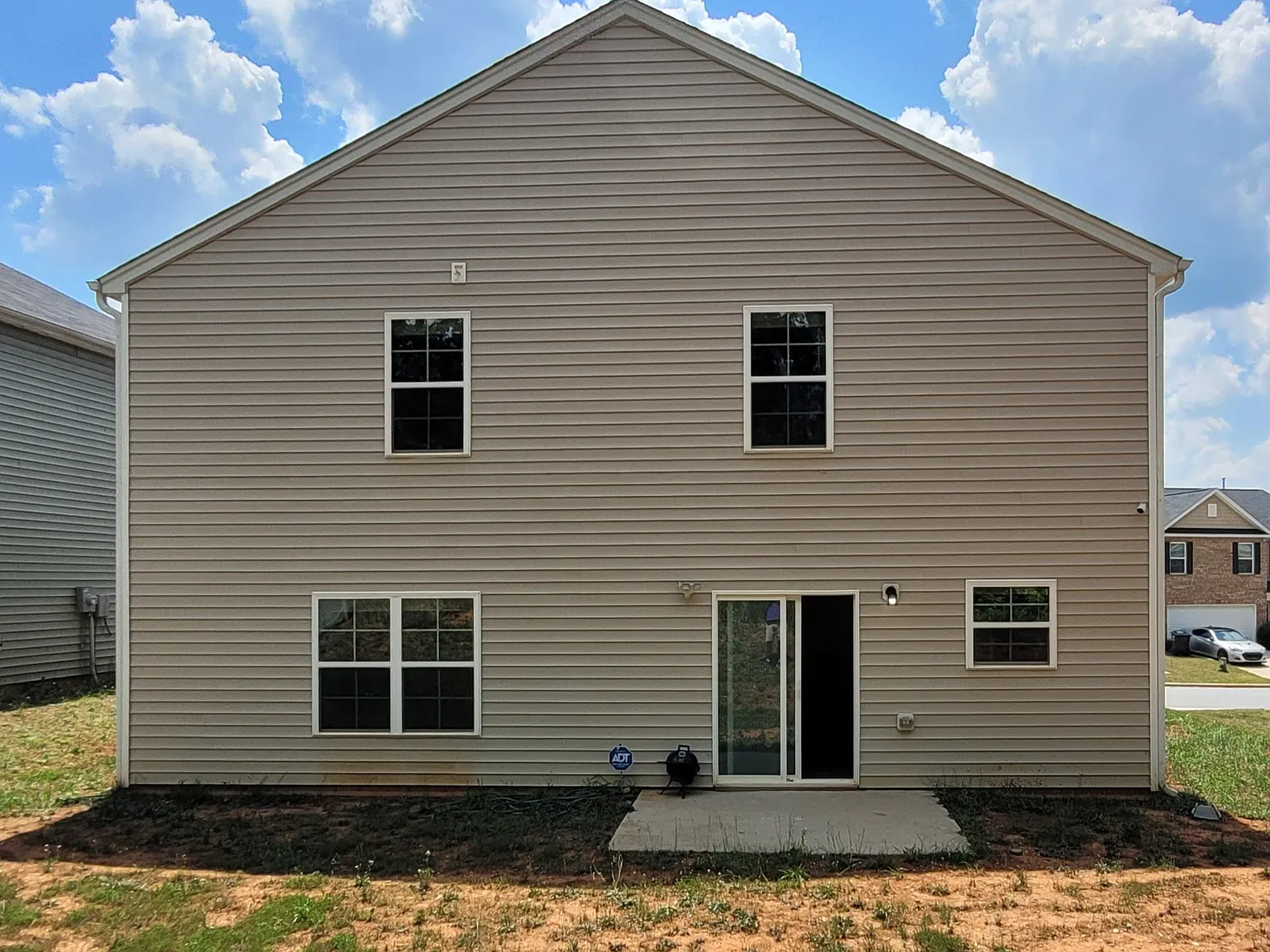 4 bed, 2.5 bath, 2220 sqft, $1,995 — Photo 2