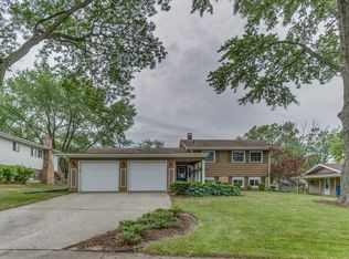 21W015 Mayfair Rd, Lombard, IL 60148