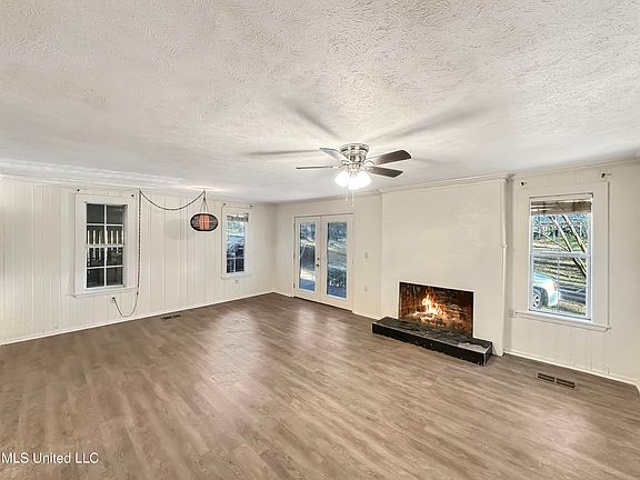 4th image of 400 W Dewey Camp Dr