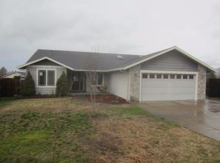 924 SW Princeton Pl, Grants Pass, OR 97527