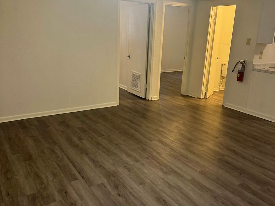 2nd image of 1418 Lynn St #10