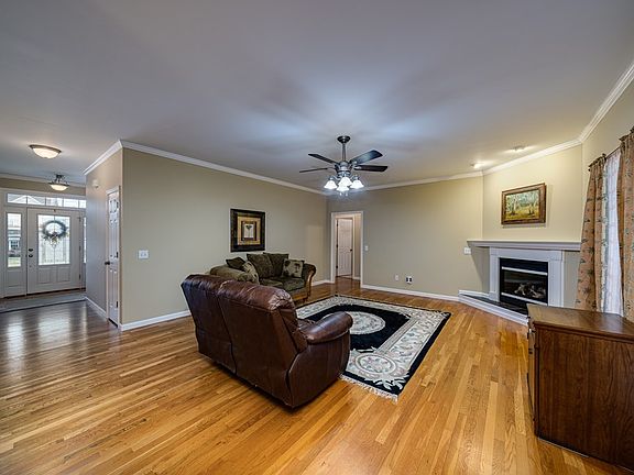 3rd image of 361 Avey Cir