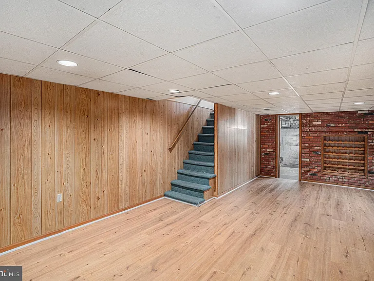 819 W 4th St — Photo 24