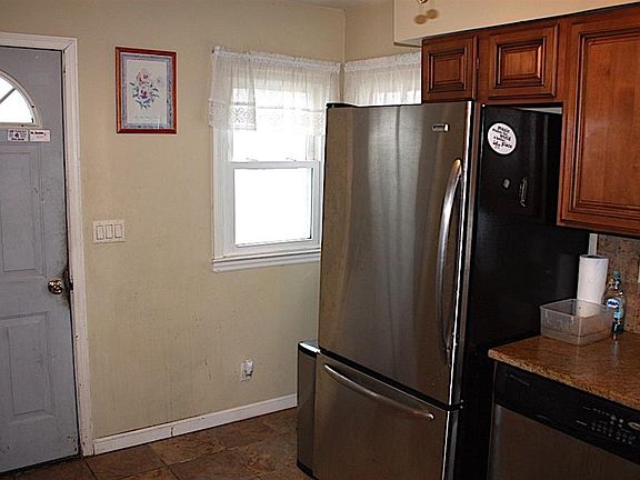 5th image of 19 Deerwood Dr