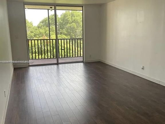 3rd image of 2830 Somerset Dr APT 400N