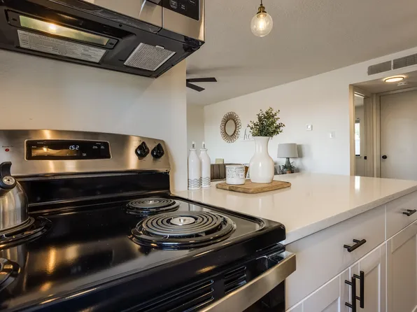 Spacious, Totally Renovated 1 Bedroom Apartment w/ Private Yard, 12001 Menaul Blvd NE APT 2, Albuquerque, NM 87112