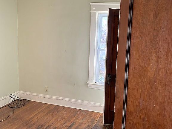 4th image of 11514 Fairport Ave