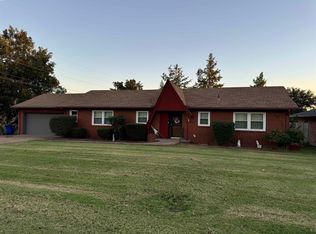 104 W 7th St, Hennessey, OK 73742