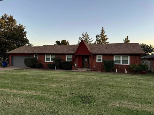 104 W 7th St, Hennessey, OK 73742
