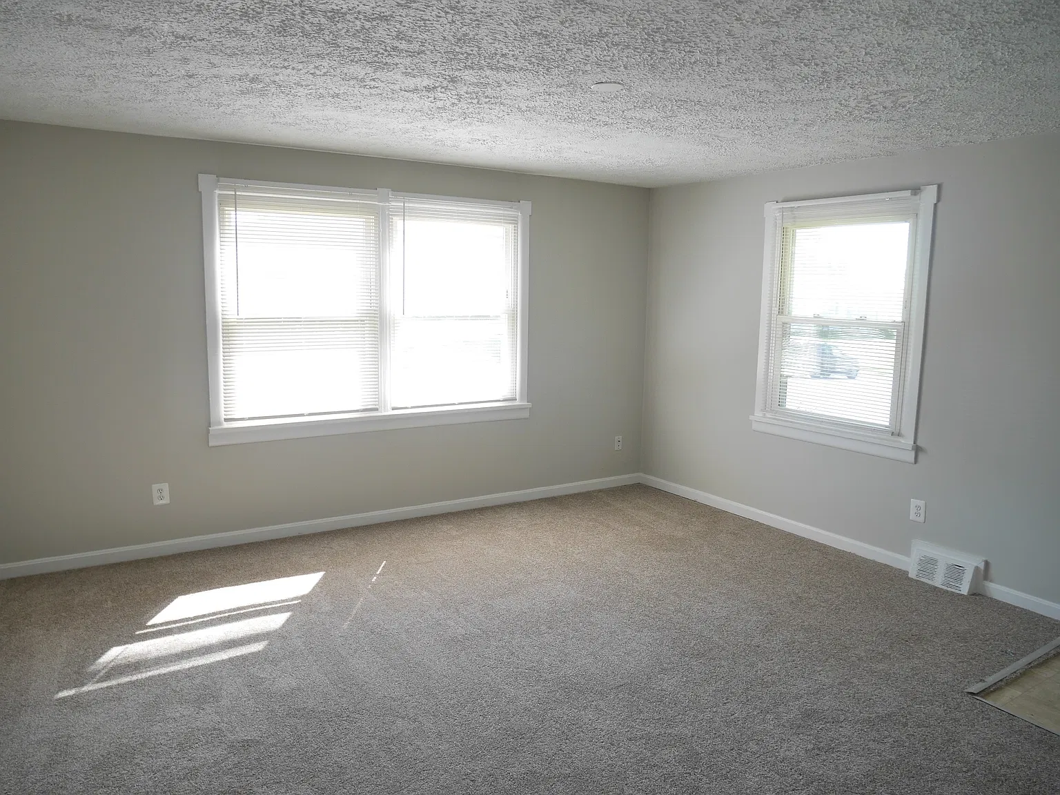 3 bed, 900 sqft, $1,600 — Photo 2