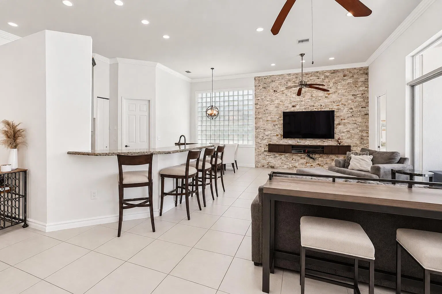 4 bed, 2.5 bath, 2764 sqft, $7,850 — Photo 4