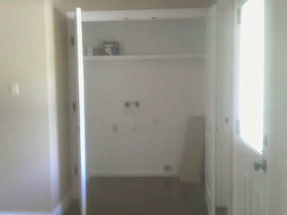 laundry room w/ washer dryer hookups