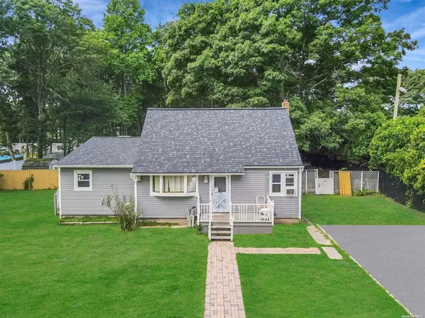 16 Garden Pl, Shirley, NY 11967