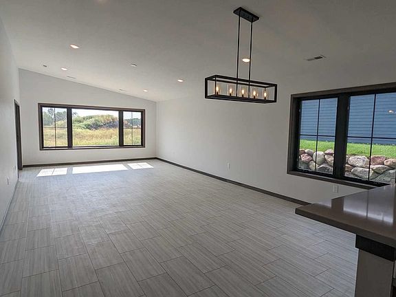 5th image of 1525 Blaines Way