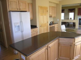 346 W Red Pine Cir, Dousman, WI 53118