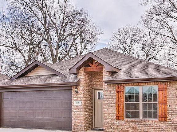 3rd image of 1005 E Mimosa Pl