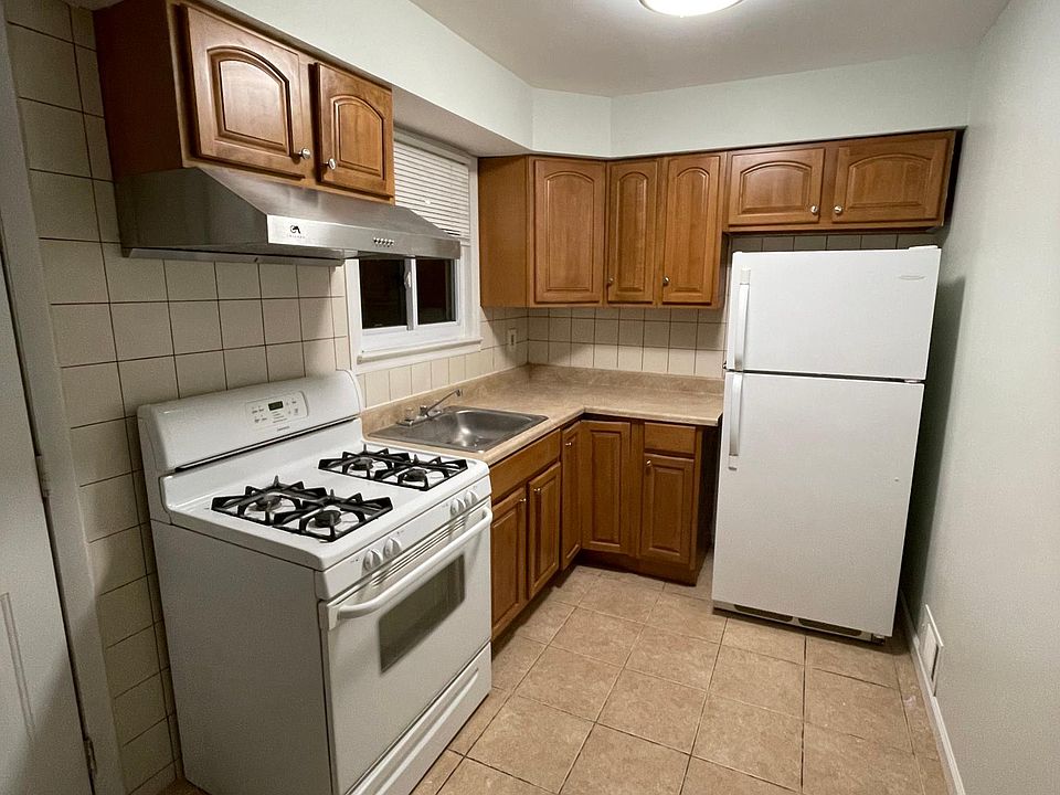 1st image of 28 Bowling Green Pl #1