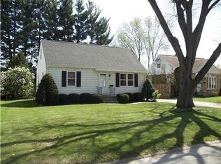 327 21st St NW, Cedar Rapids, IA 52405