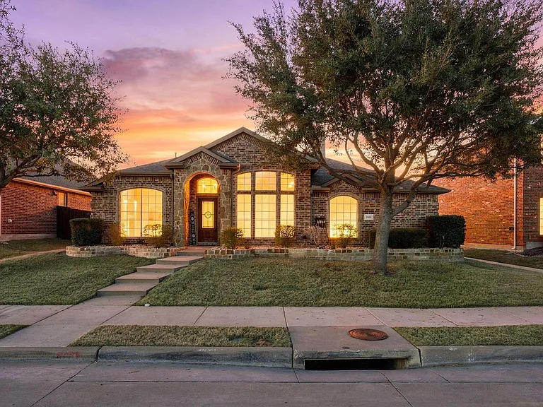 1060 Shady Lane Dr — Photo 1