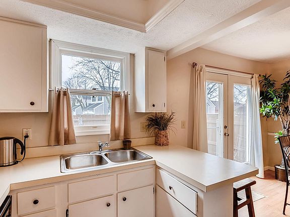 3rd image of 5249 Meadowknoll Ln