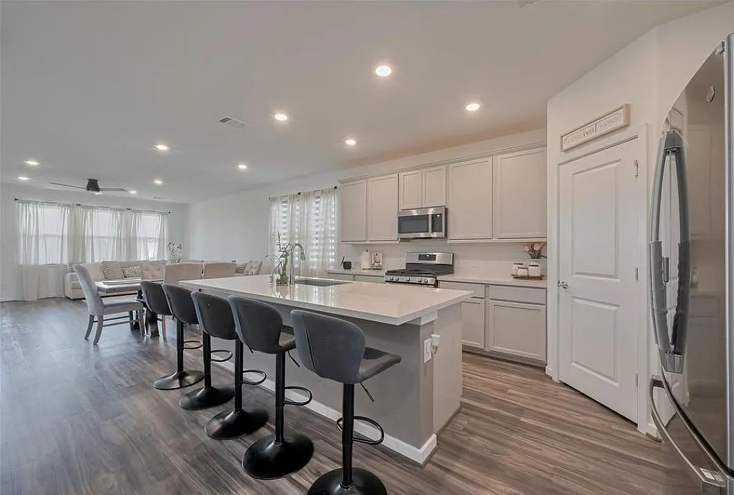 5 bed, 3.0 bath, 2809 sqft, $3,400 — Photo 3