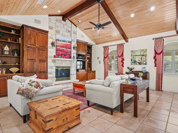 300 E Summit Dr, Wimberley, TX 78676